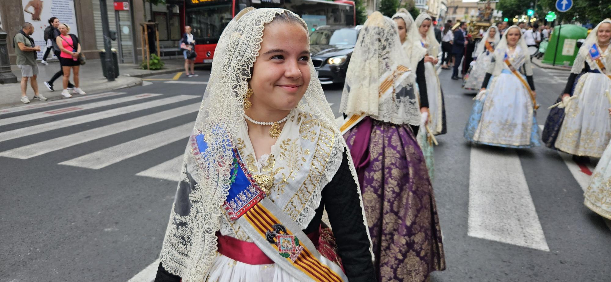 Paula y la corte infantil acompañan al San Vicente Niño