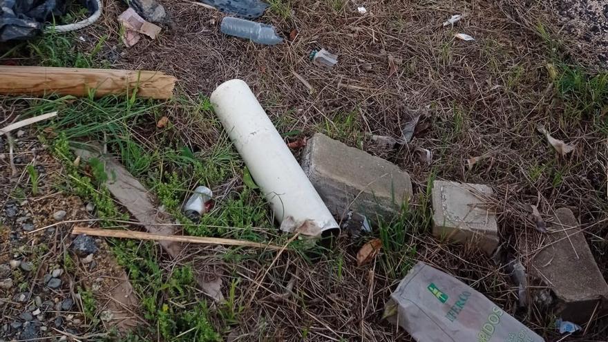 Denuncian que las cunetas de la entrada a Dénia están salpicadas de basura