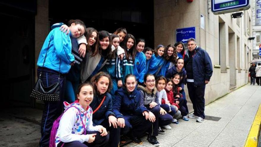 Jugadores de uno de los clubes deportivos que compiten estos días en Vilagarcía, ayer junto al hotel Castelao.  // Iñaki Abella