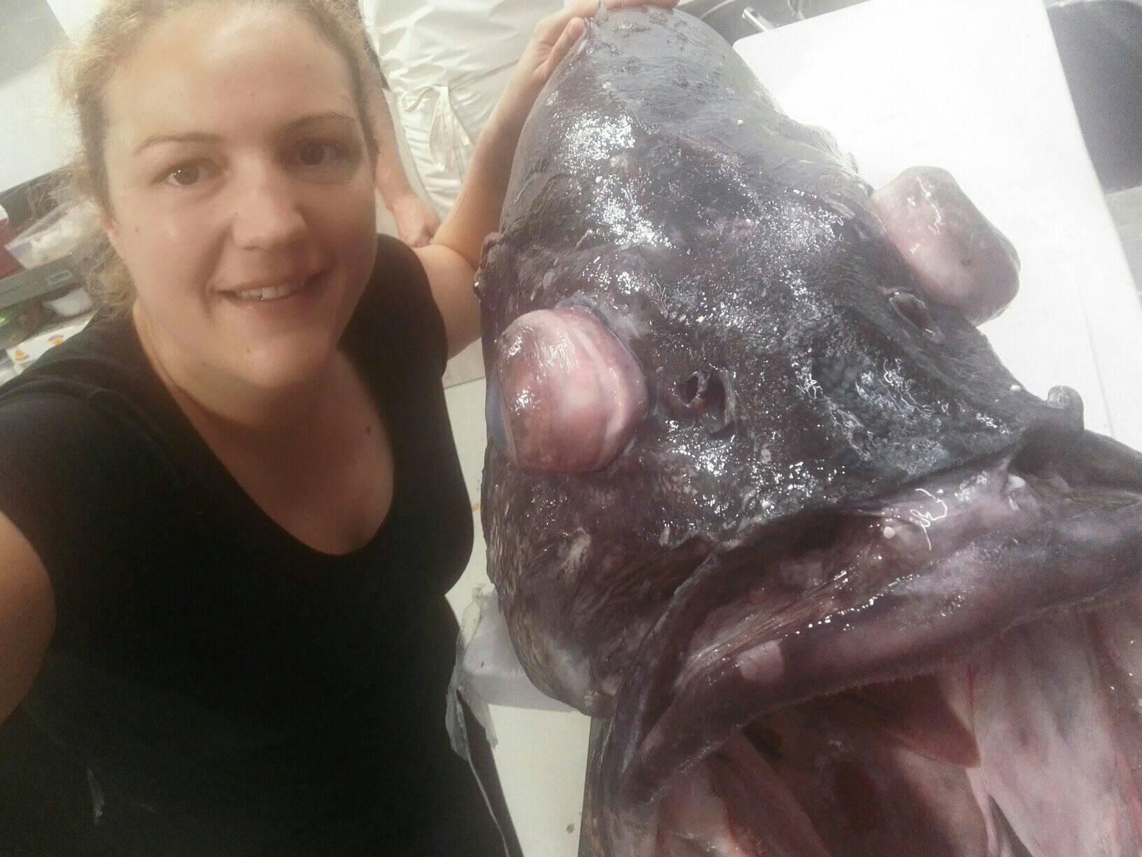 La cocinera grovense Lorena Moldes (Pan de Millo) con un mero de 34 kilos.