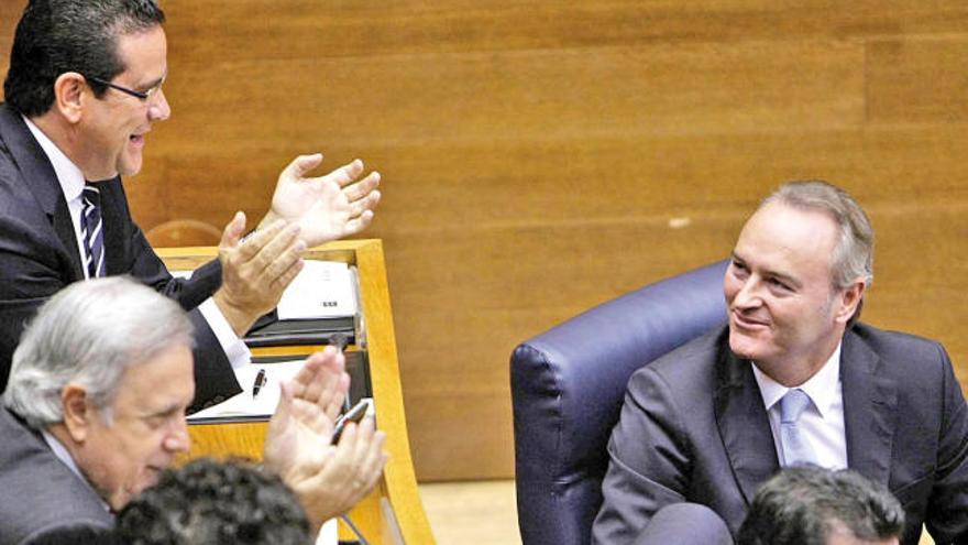 El jefe del Consell junto a otros miembros del grupo popular, ayer en las Cortes.