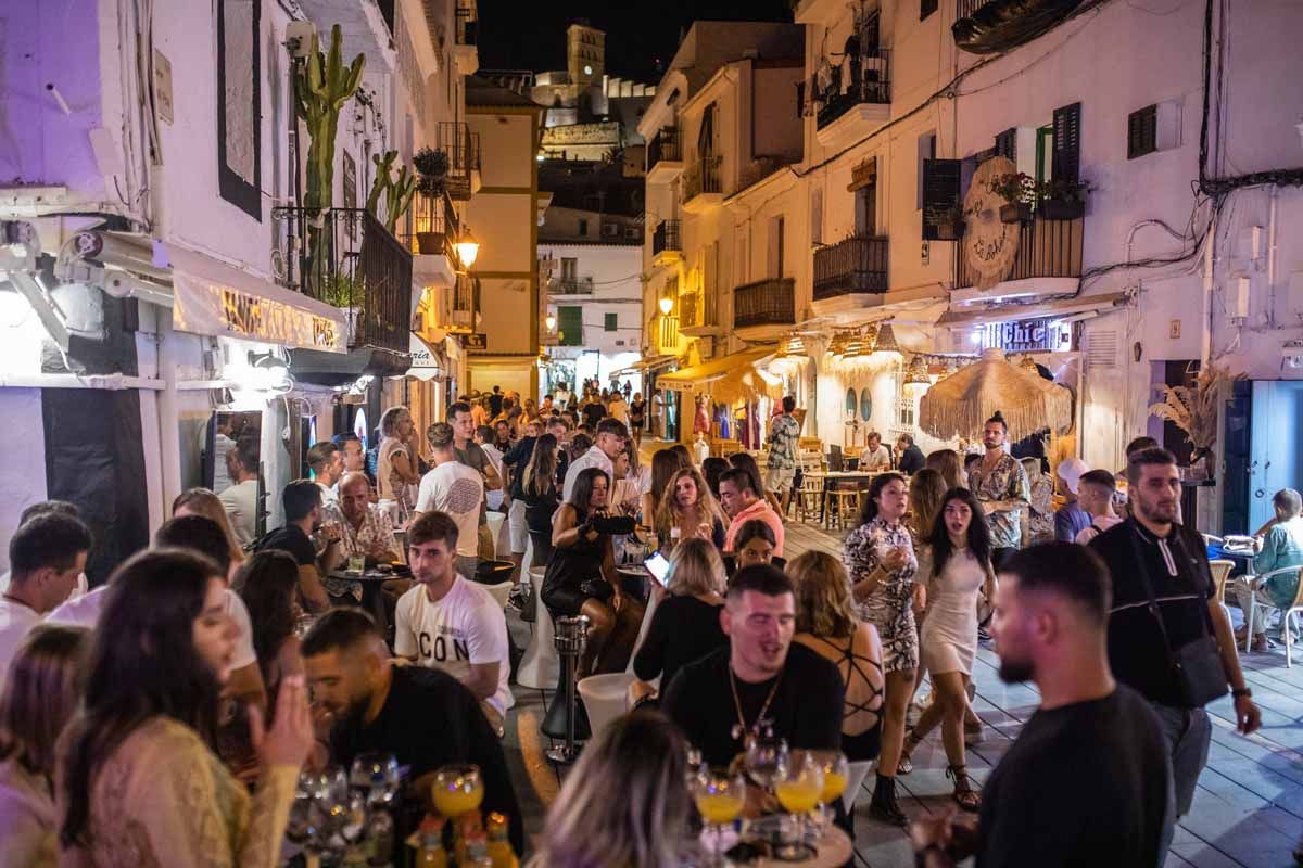 Aglomeraciones y fiesta cada día en el puerto de Ibiza tras el cierre de  los bares - Diario de Ibiza