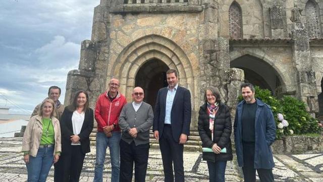 Un momento de la visita del conselleiro López Campos, ayer, al Templo Votivo del Mar.