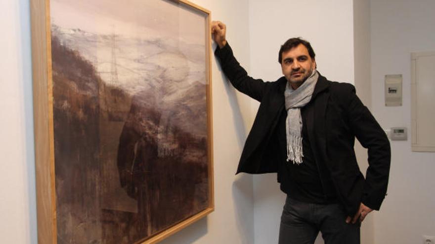 El pintor Francisco Castro delante de una de las obras que presenta en la galería Espacio 36-Ángel Almeida.