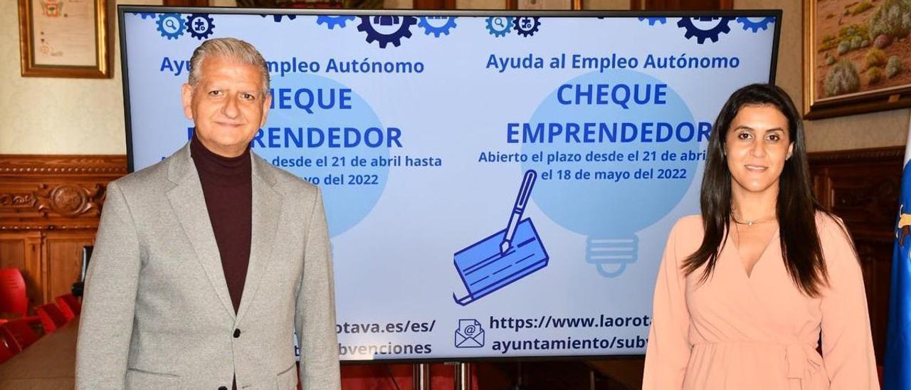 Francisco Linares y Deisy Ramos presentan el Cheque Emprendedor de La Orotava