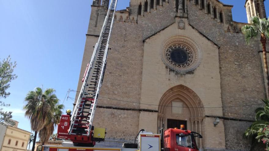 Die Feuerwehr begutachtete den Schaden am Kirchendach.