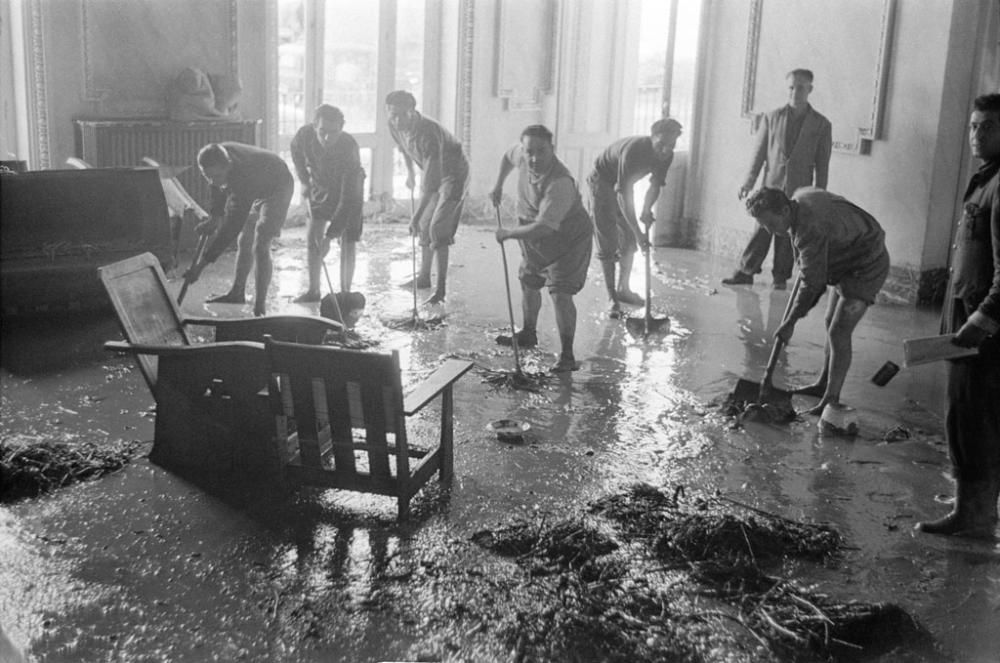El sanatorio 18 de julio, embarrado tras las inundaciones del 29 de octubre de 1955.