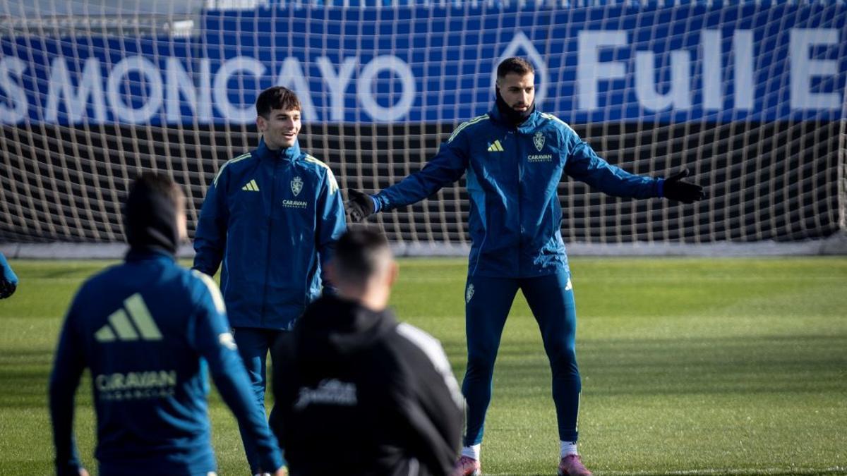 Bakis extiende los brazos junto a Pau Sans este sábado.