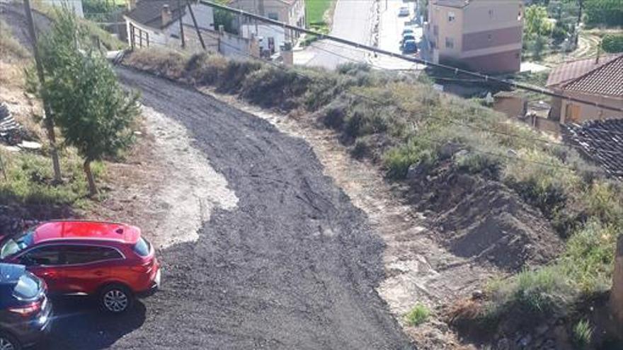 El consistorio acondiciona calles y caminos sin asfaltar