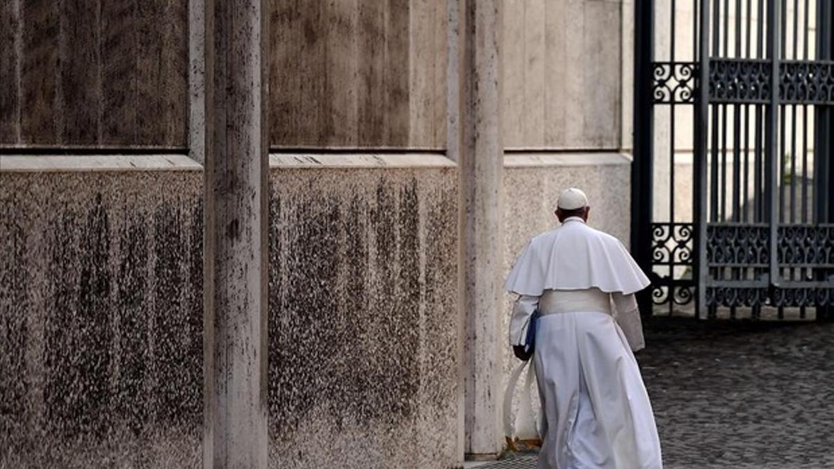 El Papa Francisco abandona la sala Pablo VI, tras presidir el Sínodo sobre la familia en el Vaticano.