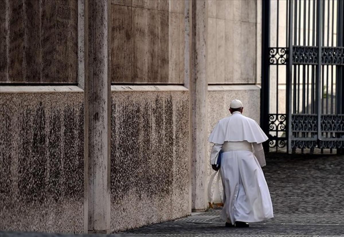 El Papa Francisco abandona la sala Pablo VI, tras presidir el Sínodo sobre la familia en el Vaticano.