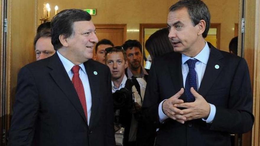 Zapatero junto a Durao Barroso, ayer, en Varsovia. / efe