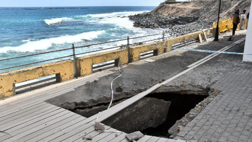 Socavón en el paseo de Salinetas, provocado por la filtración de agua de mar en los cimientos.