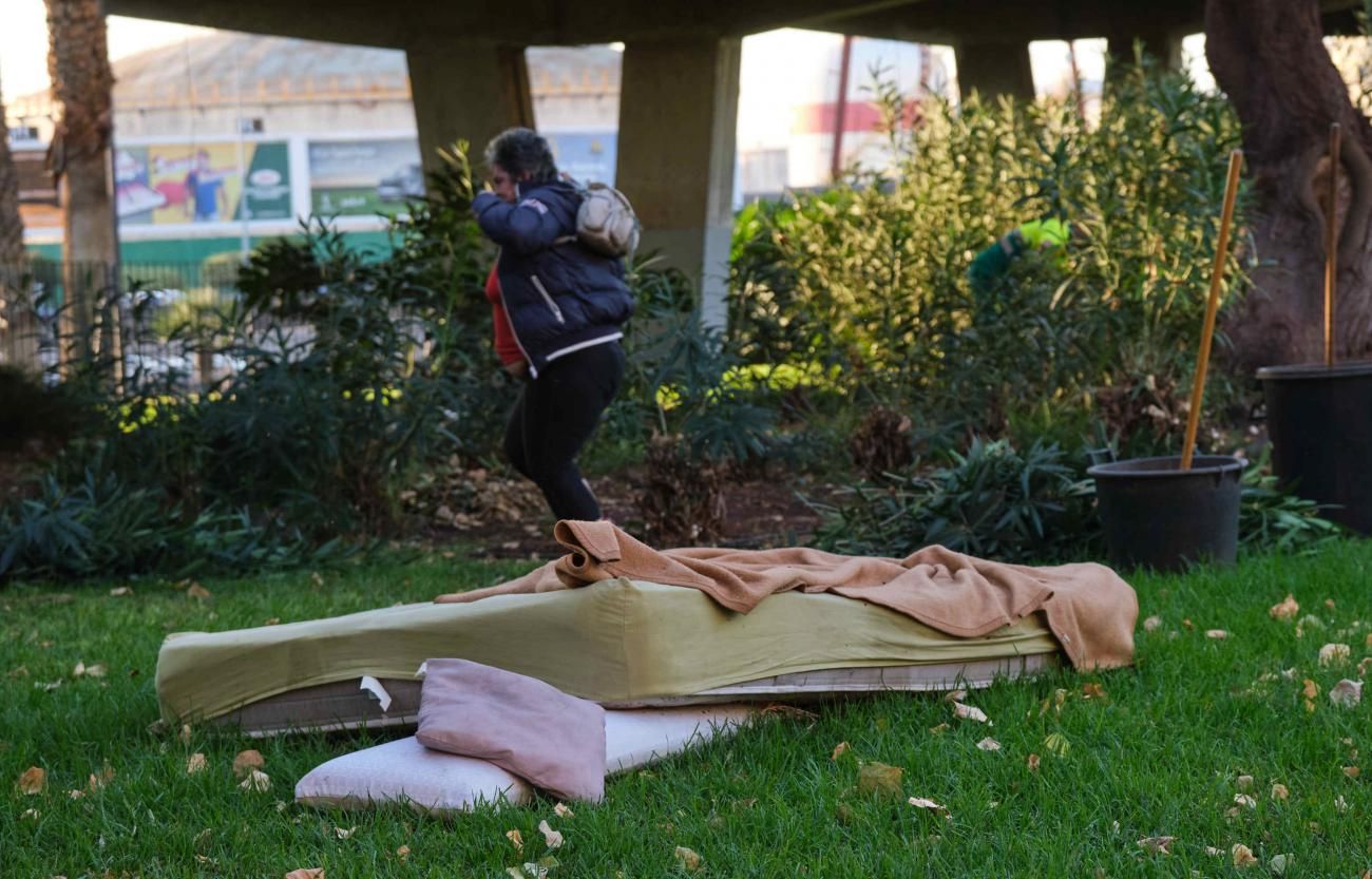 Operativo de limpieza debajo del puente de la piscina municipal de Santa Cruz