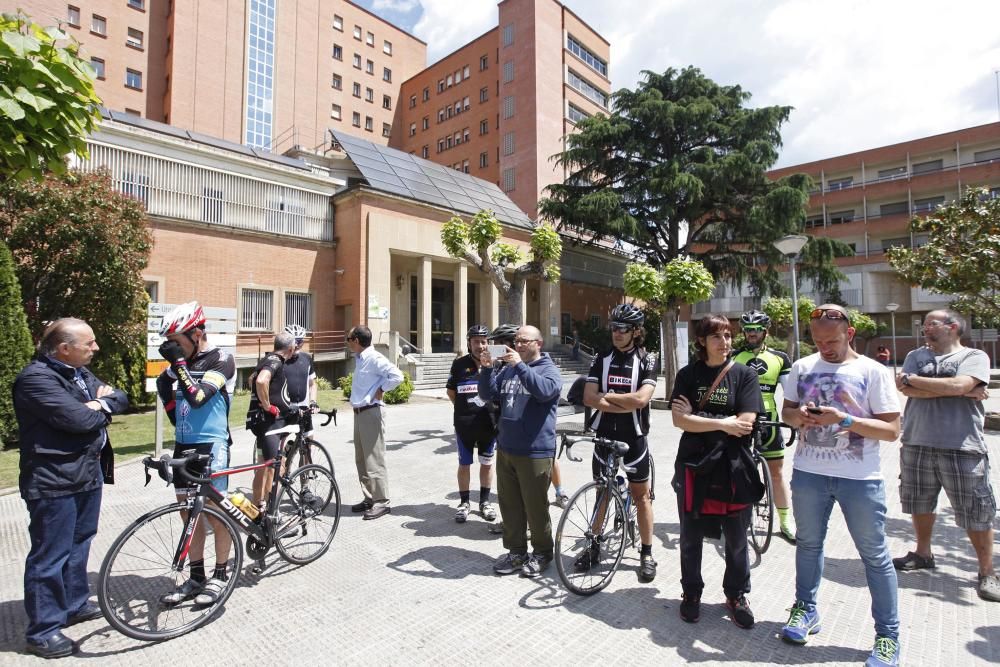 Ciclistes donen suport al medallista olímpic Josep Antoni Escuredo en sortir de l''hospital després de ser atropellat per un taxista