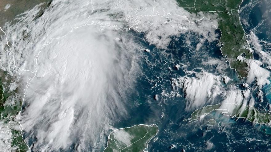 Nicholas se convierte en huracán frente al litoral estadounidense