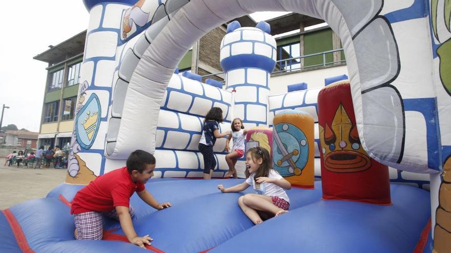 Niños jugando en una atracción hinchable.