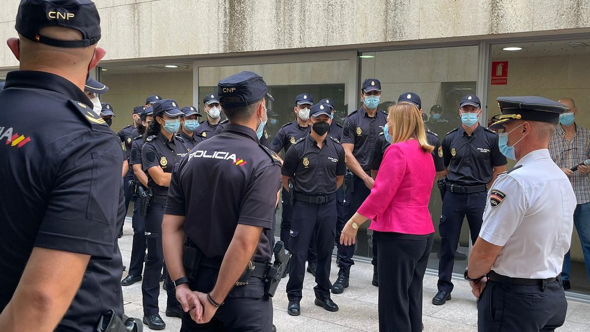 La subdelegada del Gobierno en Alicante conversa con los nuevos agentes.