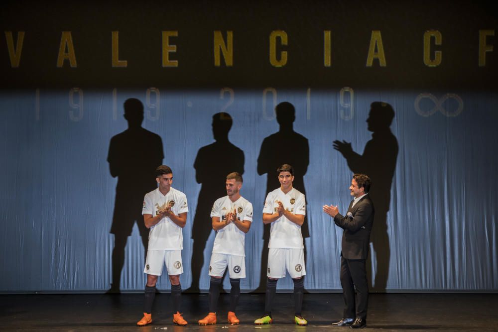 El Valencia CF presenta la equipación del centenario