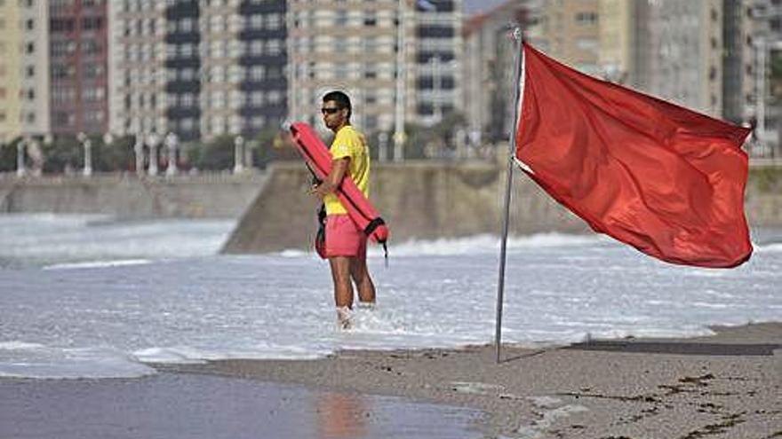 Bandera roja en la Playa de Riazor en un día de mareas vivas de verano.