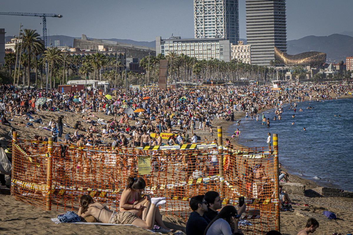 Playa de San Sebastian, San Miquel y la Barceloneta a tope en pleno abril