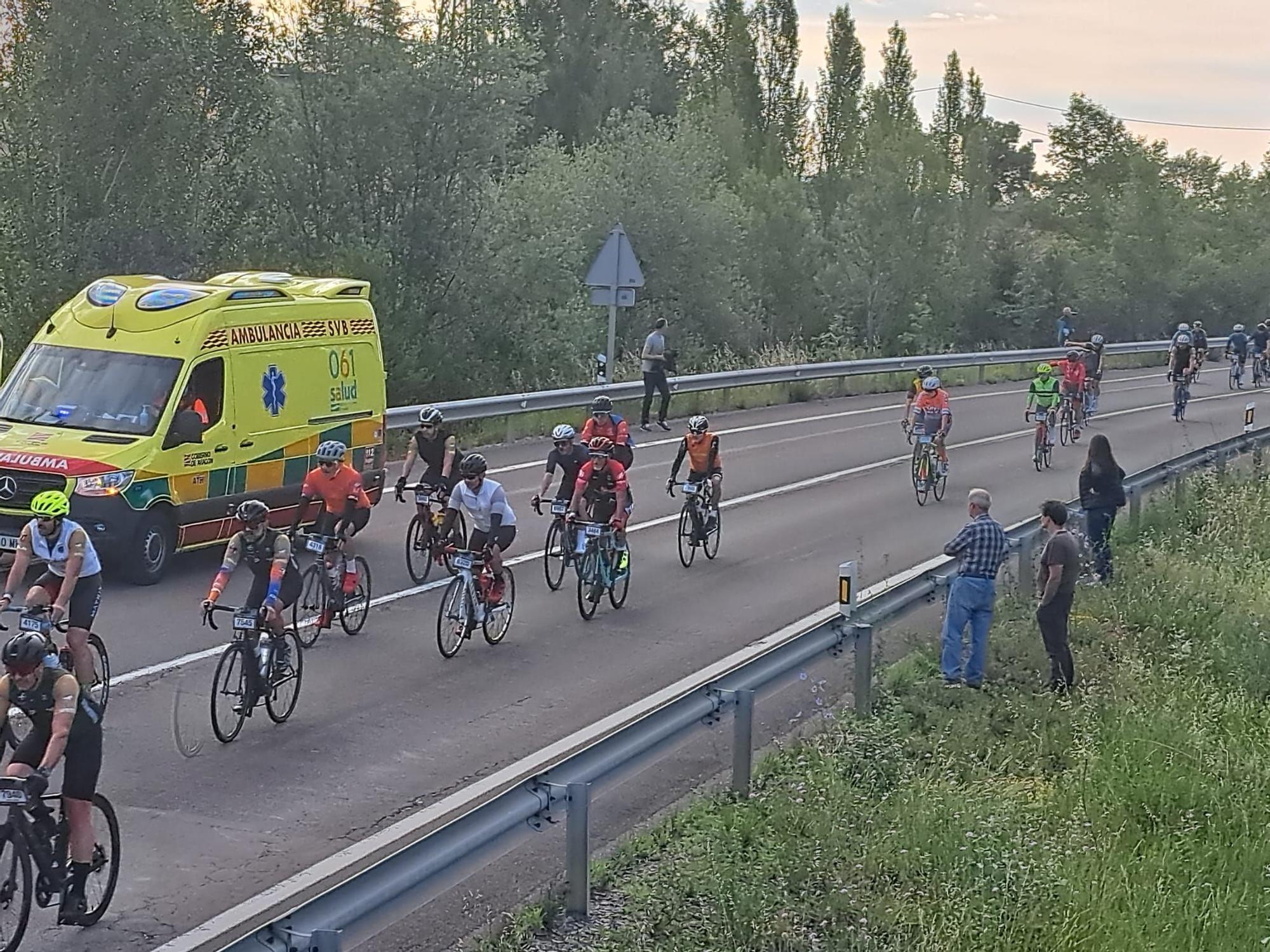 En imágenes | Salida de la Quebrantahuesos y una caída con necesidad de ambulancia en la prueba cicloturista