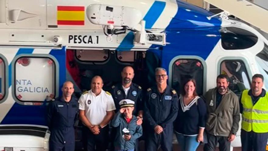 El niño evacuado en helicóptero desde Ons vuelve al Pesca 1 para reencontrarse con su tripulación