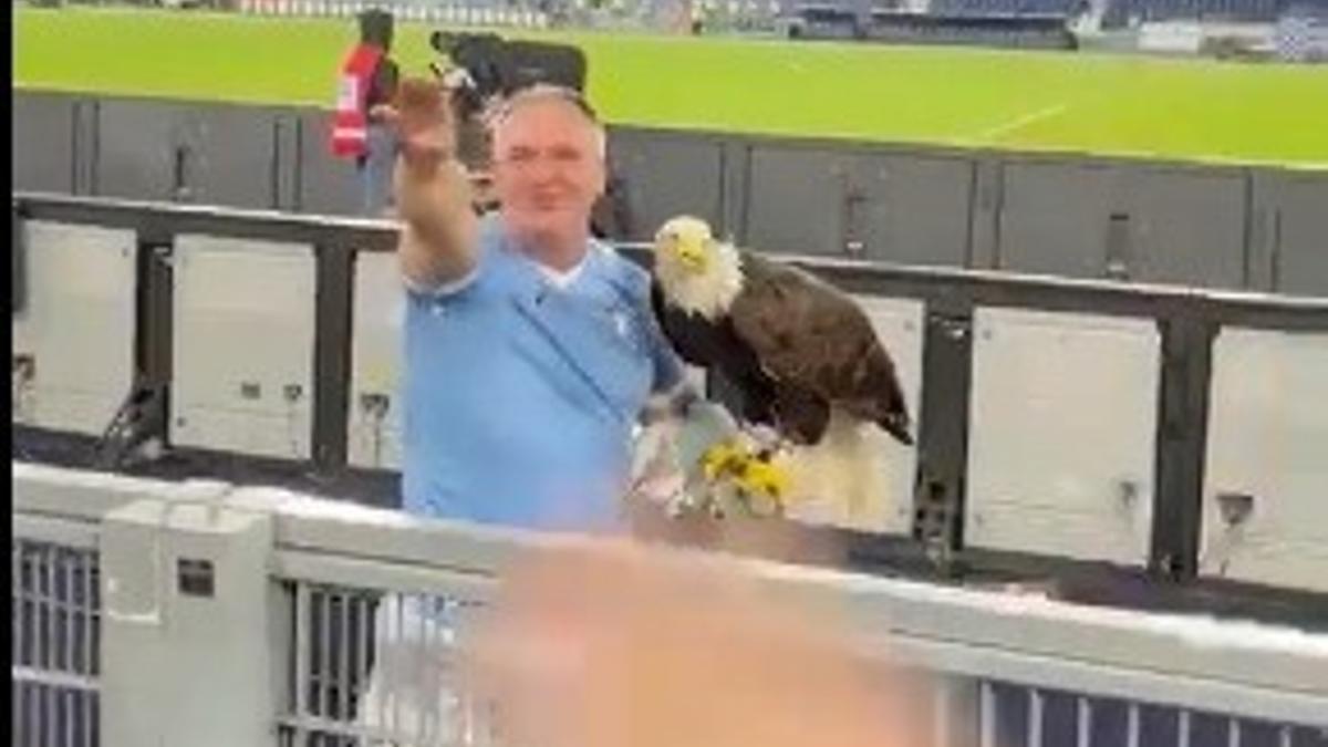 Adiestrador español del águila del Lazio, captado realizando gestos fascistas