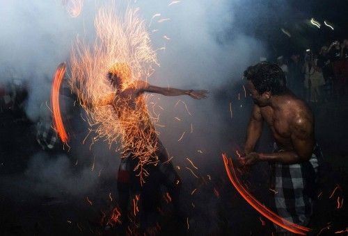 Indígenas se golpean con fuego durante el ritual "Perang Api" en Indonesia