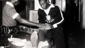 Americo, junto a Pelé