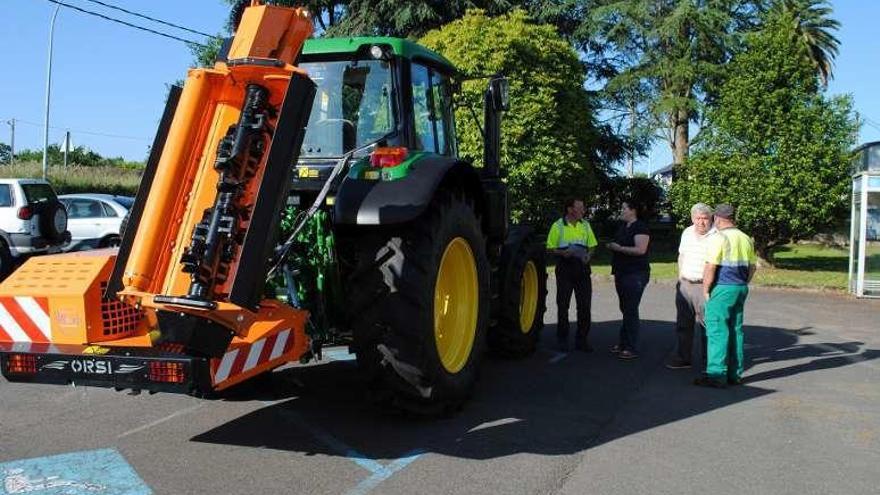Bergondo prevé mejorar el servicio de desbroces con un nuevo tractor
