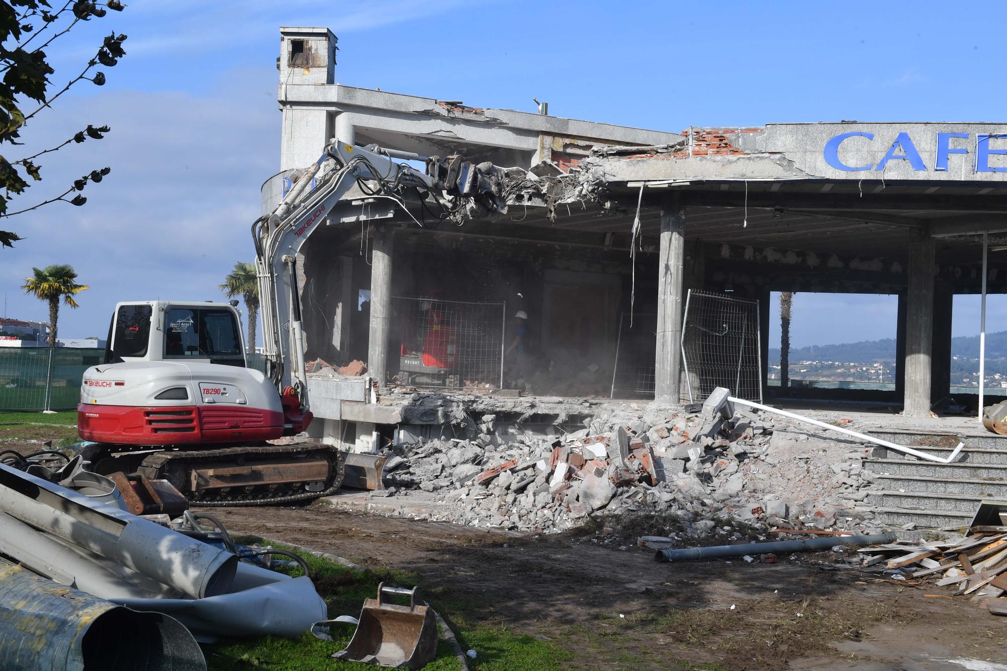 Derribo histórico: desaparecen 20 años de un edificio ilegal en Sada