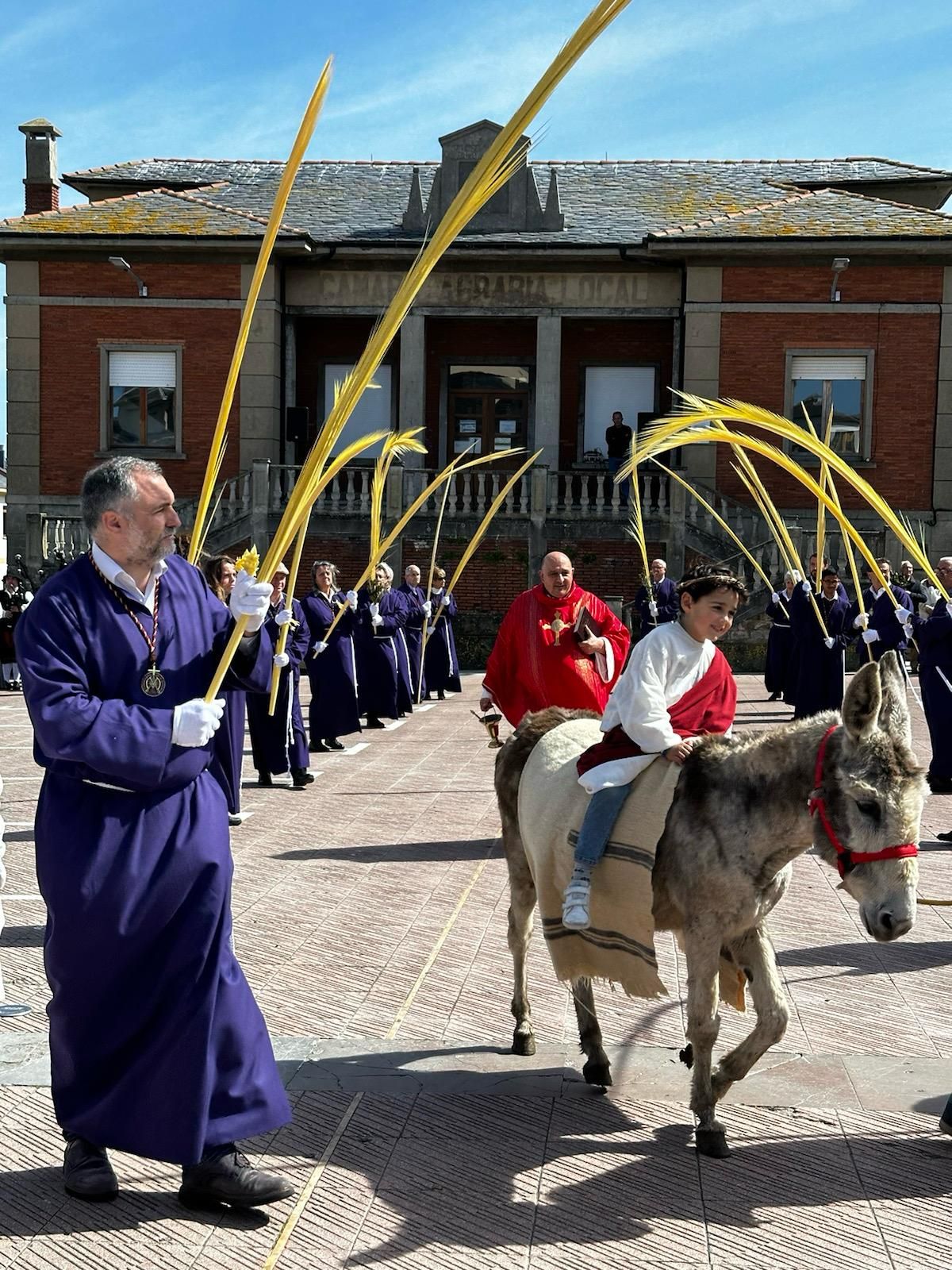 El pequeño Samu Vior en el papel de Jesús, durante la procesión tapiega.