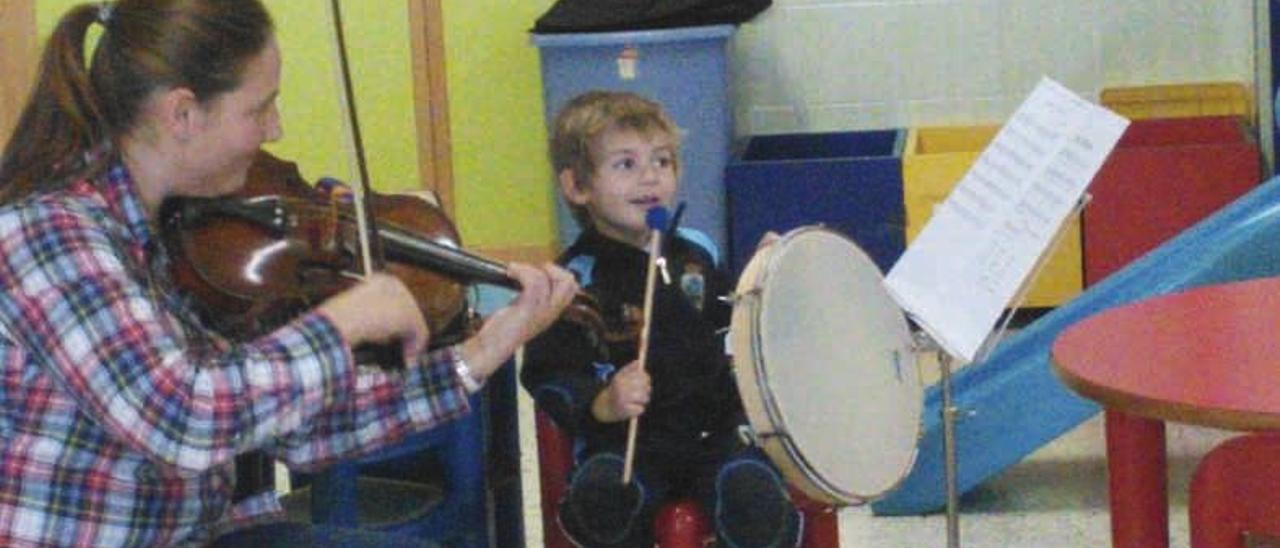 Imagen de la visita y la clase magistral de la mamá violinista en Calasancias.