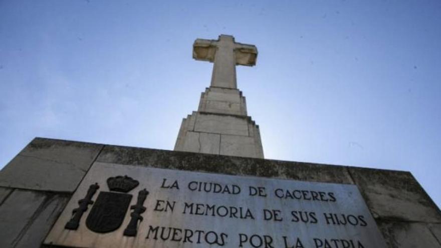 Cáceres formaliza el recurso contra la resolución del Gobierno sobre la Cruz de los Caídos y sostiene la vía judicial