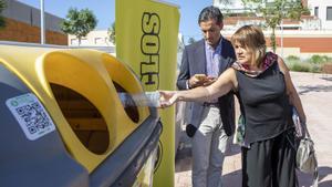 Melgares diposita una botella de plástico en el contenedor amarillo