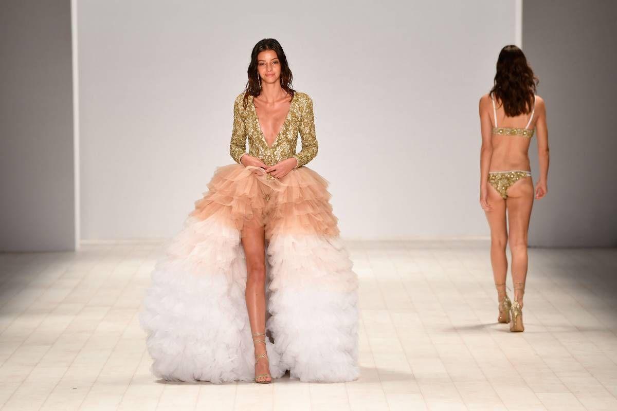 Lucy Markovic en un desfile.