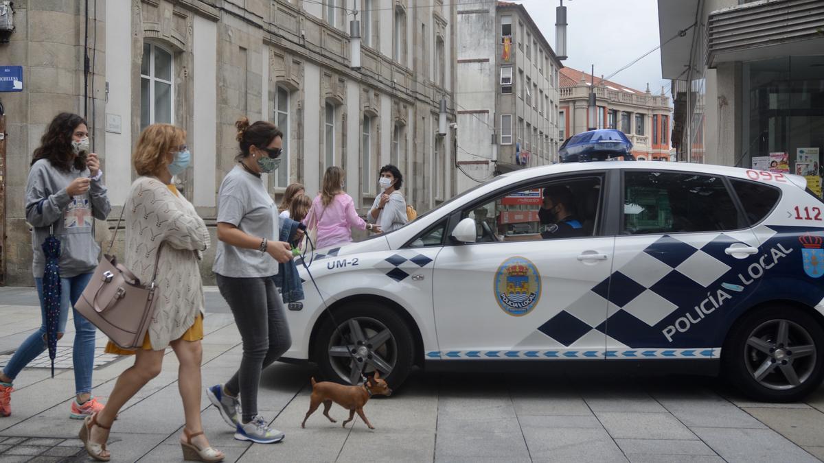La Policía Local de Pontevedra patrullando por el casco histórico.