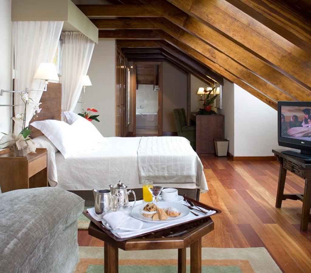 Habitación abuhardillada del Parador de Santa Cruz de Tejeda, en Gran Canaria.