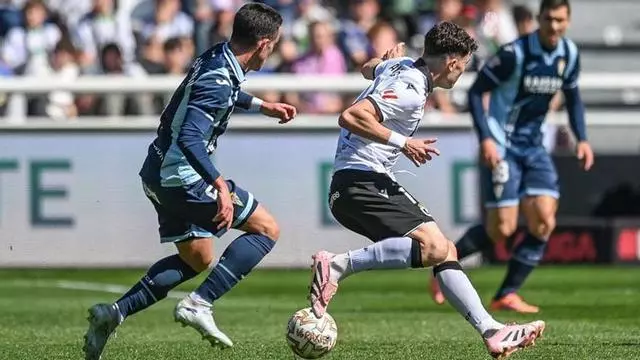 El Burgos CF arrolla al Córdoba CF con un contundente 4-0