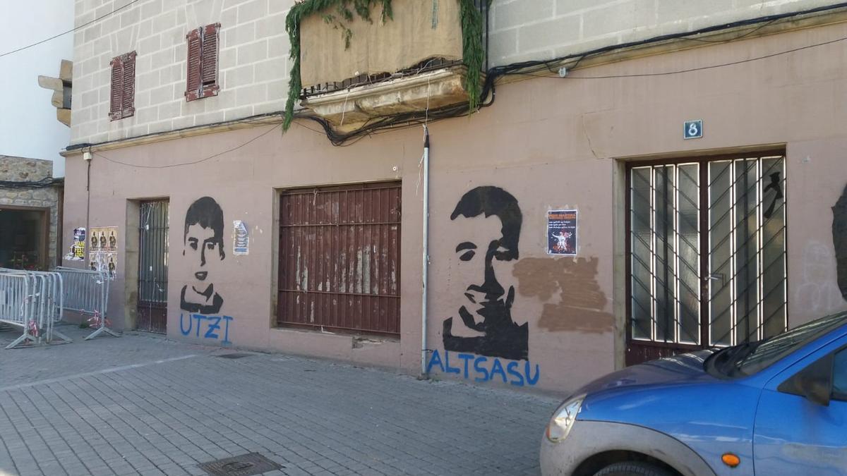 Pintada en Alsasua con la cara de dos de los detenidos por la agresión a guardias civiles en 2016.