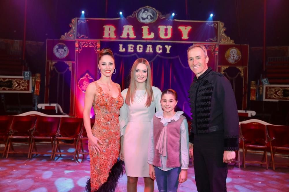 El Circo Raluy Legacy recibe a las falleras mayores 2020 y sus cortes