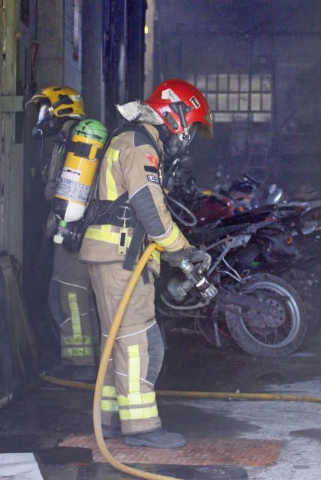 Un incendi ensorra el sostre d'una nau de Quart