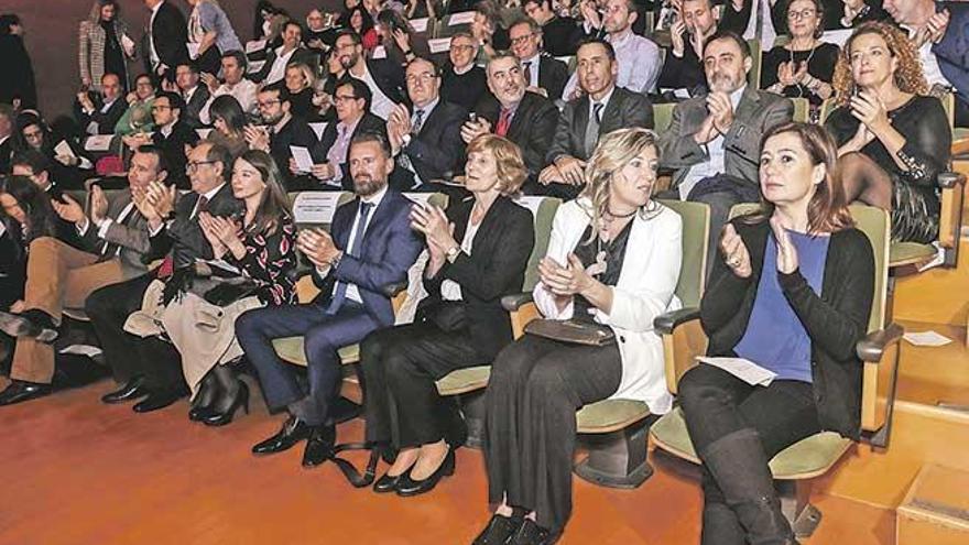 Francina Armengol (d) y Patricia Gómez (2d) aplauden junto a algunos premiados.