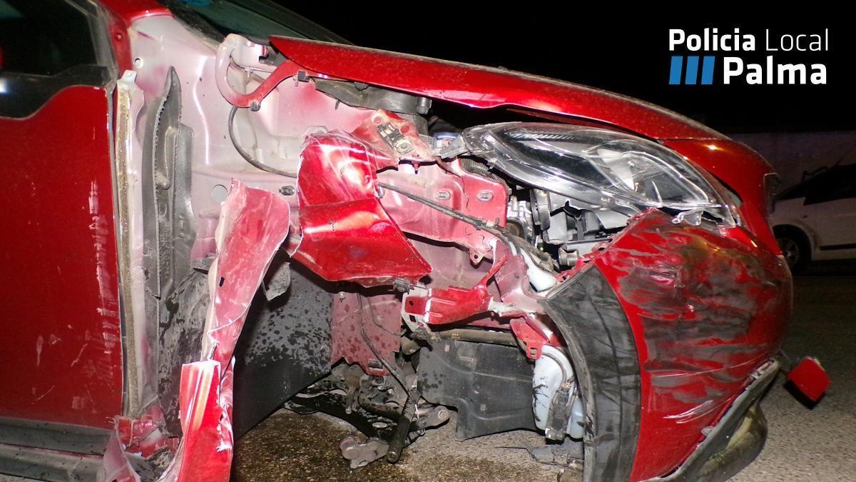 Estado en el que quedó uno de los vehículos afectados por el accidente tras la violenta colisión.