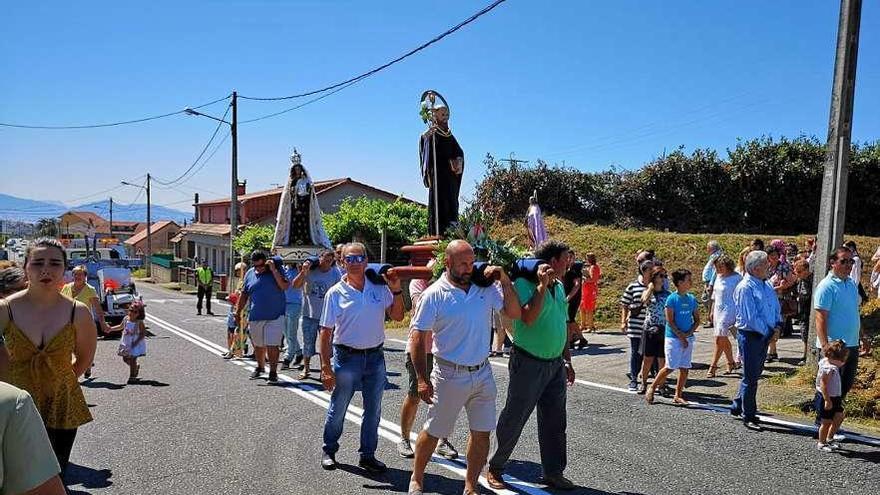 Procesión que recorrió en la mañana de ayer Adina. // G.S.