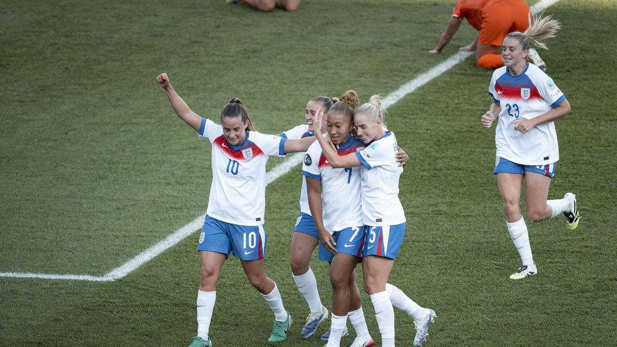 Las jugadoras de la selección inglesa celebrando un gol ante Países Bajos.