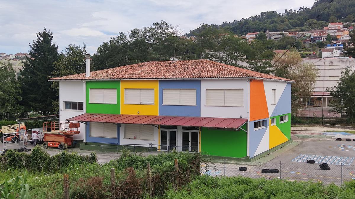 El centro de Infantil de A Pedra, cuyos trabajos de pintado finalizaron ayer.