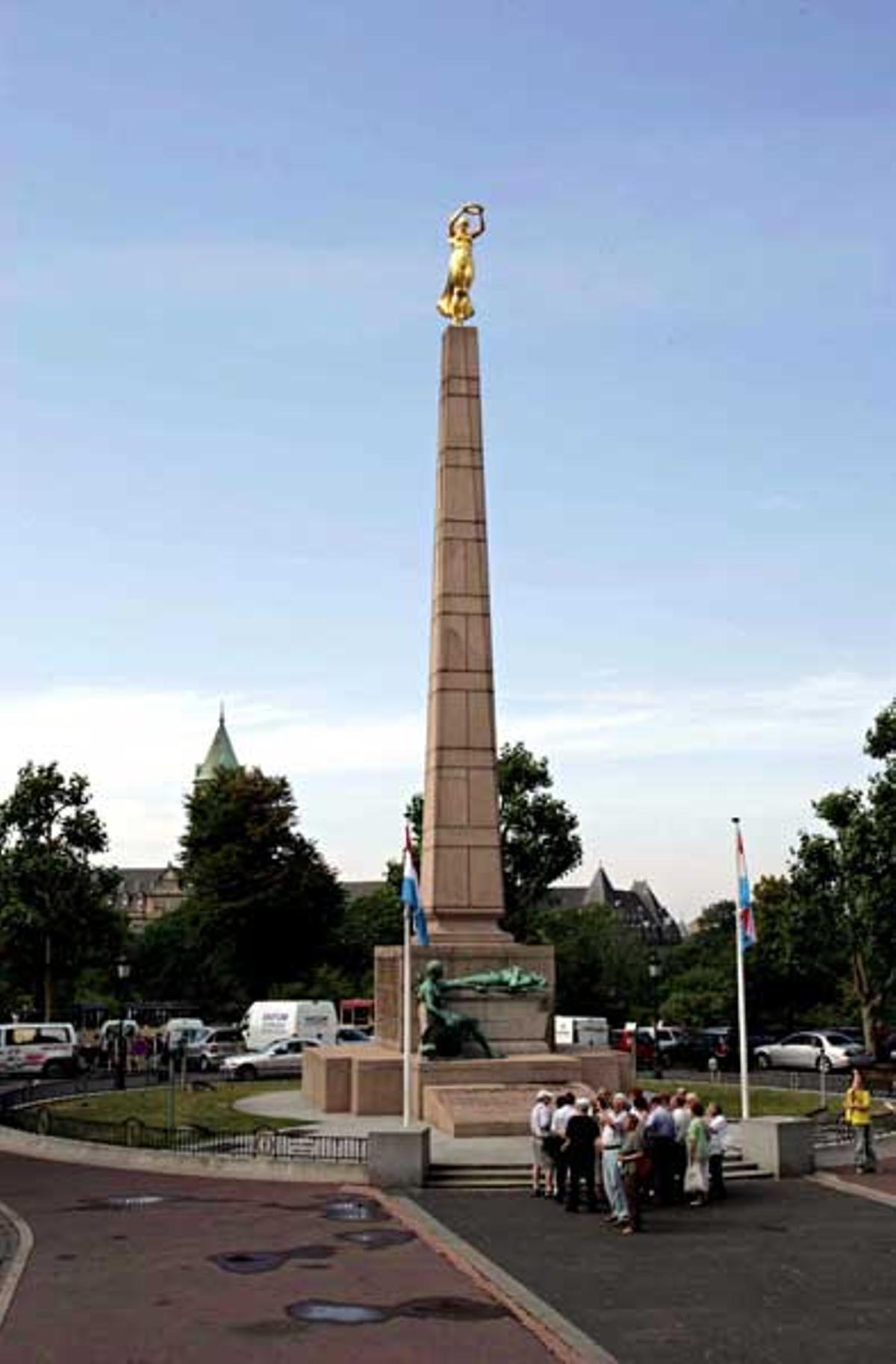 Obelisco dorado llamado "Gelle Fraa", en la Plaza de la Constitución de Luxemburgo.