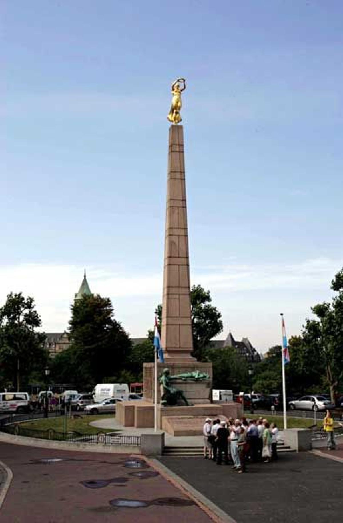 Obelisco dorado llamado &quot;Gelle Fraa&quot;, en la Plaza de la Constitución de Luxemburgo.
